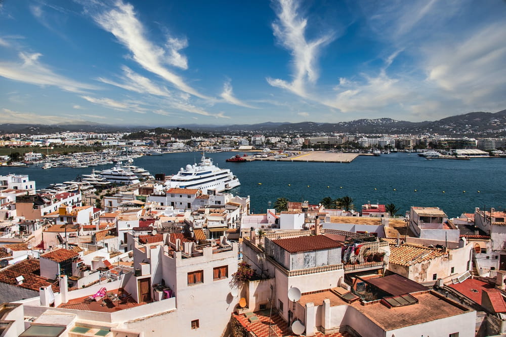 Los mejores servicios de limpieza de oficinas en Ibiza: Mantenga su espacio de trabajo impecable